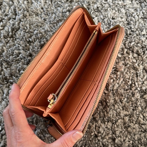 Tory Burch wallet color is peach ๐ - Picture 4 of 6